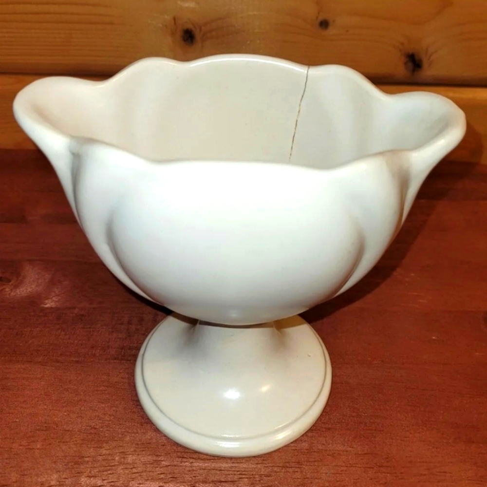 Vintage 1950's Hull USA Art Pottery Creme Satin Tulip Pedestal Planter Pot Vase